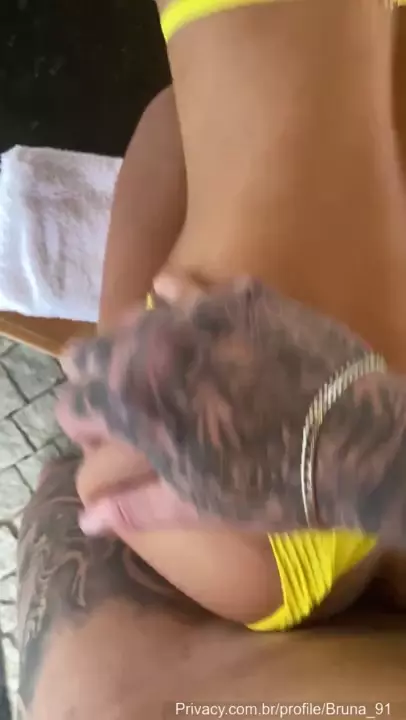 Bruna Freitas praticando sexo sem proteção de quatro ao ar livre