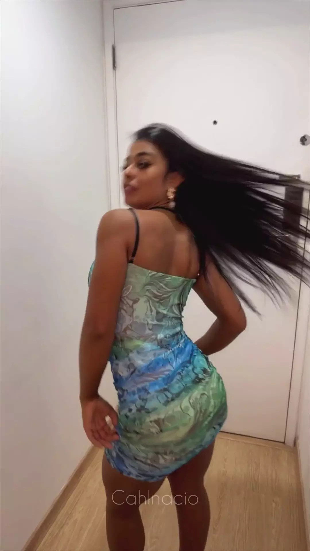 Cah Inácio erguendo o vestido e dançando sensualmente com a calcinha marcada