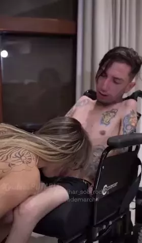 Vídeo viral de uma loira dançando sensualmente para o primo em troca de um celular
