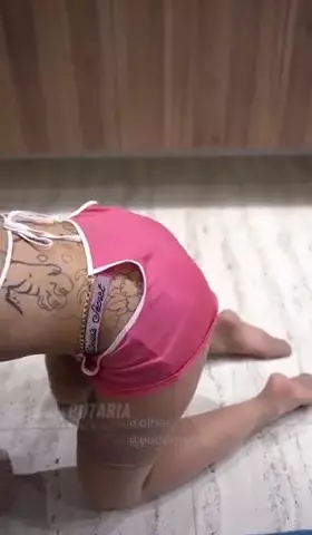 Vídeo viral de uma loira dançando sensualmente para o primo em troca de um celular