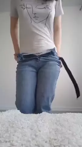 Apareceu na internet uma ninfeta ruiva, toda branquinha, se divertindo sozinha com a sua buceta