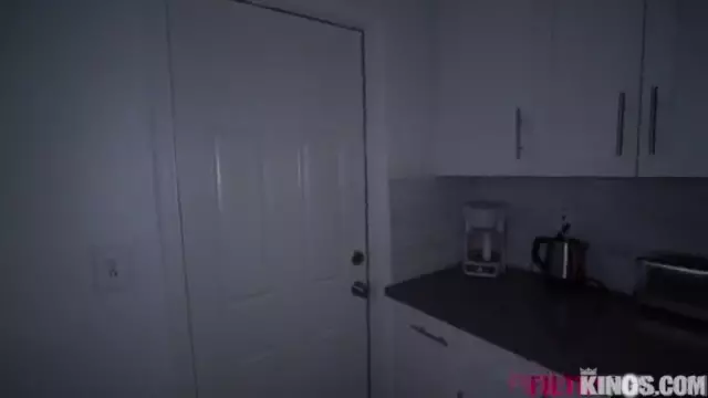 Vazou na internet um vídeo quente da mulher casada, no auge da sua libido, se divertindo pelada com o amante bem dotado