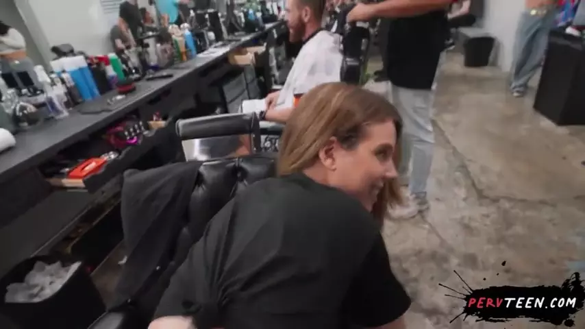 O chefe fica bem alto no happy hour da empresa e acaba transando com a estagiária loirinha na frente de todo mundo