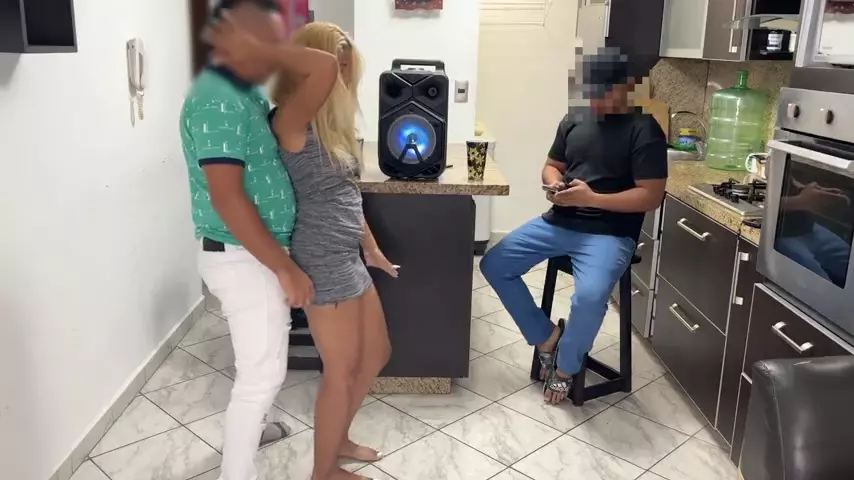 Marido exagerou na bebida e permitiu que sua esposa se envolvesse com o amigo