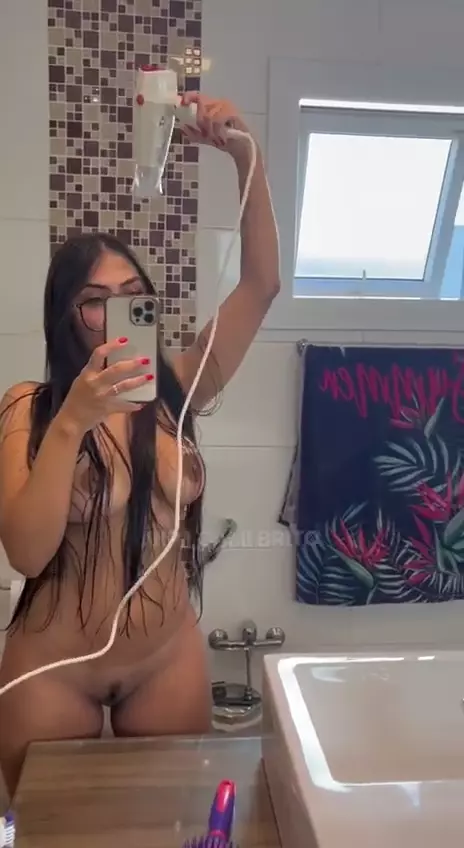 Cami Britto foi flagrada na internet sem roupa enquanto estava secando o cabelo após o banho