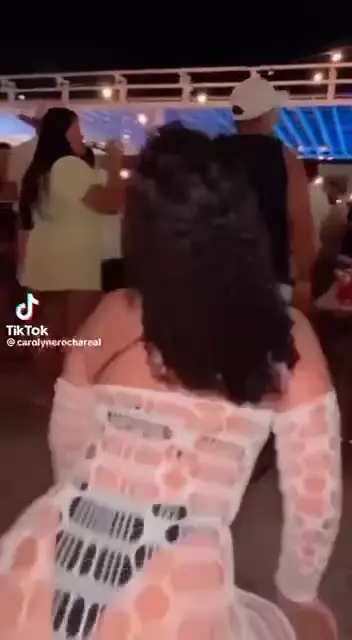 Carolayne Rocha dançando animadamente na festa com sua calcinha marcando presença