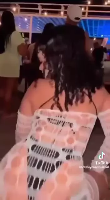 Carolayne Rocha dançando de forma sensual na festa com sua calcinha bem marcada