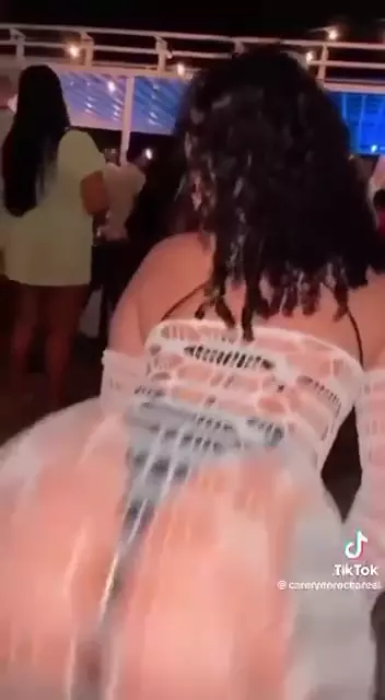 Carolayne Rocha dançando animadamente na festa com sua calcinha marcando presença