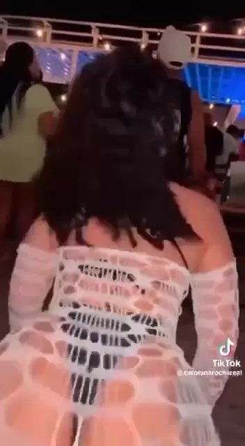 Carolayne Rocha dançando animadamente na festa com sua calcinha marcando presença