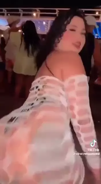 Carolayne Rocha dançando animadamente na festa com sua calcinha marcando presença