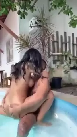 Samanta Andrade deliciosa aproveitando o momento na piscina de casa