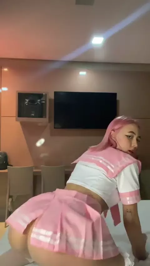 Manu Kitty do OnlyFans fazendo um vídeo de quatro mostrando o vídeo usando um consolo no bumbum