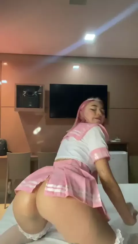 Manu Kitty do OnlyFans fazendo um vídeo de quatro mostrando o vídeo usando um consolo no bumbum