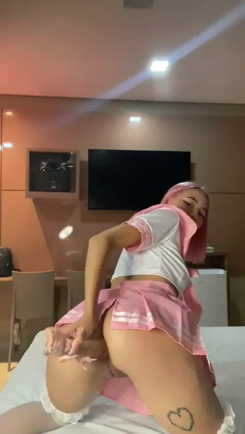 Manu Kitty do OnlyFans fazendo um vídeo de quatro mostrando o vídeo usando um consolo no bumbum