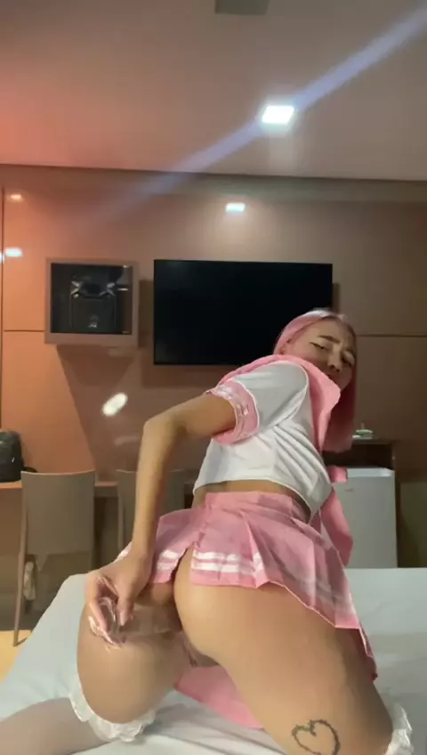 Manu Kitty do OnlyFans fazendo um vídeo de quatro mostrando o vídeo usando um consolo no bumbum