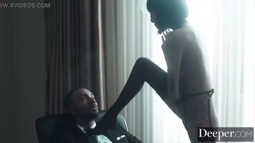 Filme inteiro de cuckold gringo com vários caras assistindo suas esposas se divertindo na cama com outros