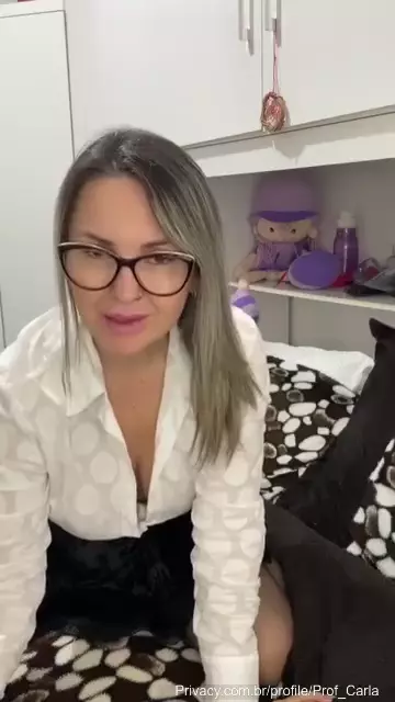 Professora Carla fudendo gostoso oral em um consolo com expressão de safada