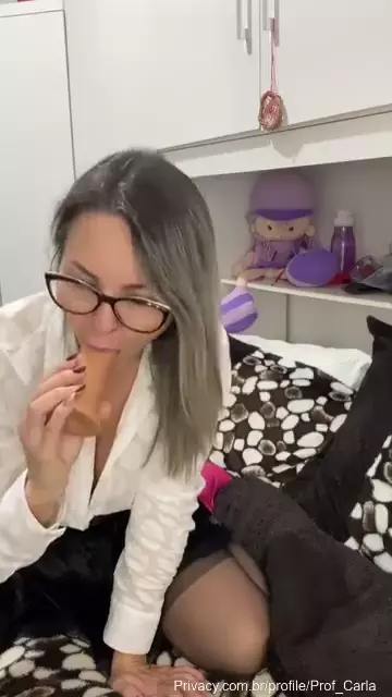 Professora Carla fudendo gostoso oral em um consolo com expressão de safada