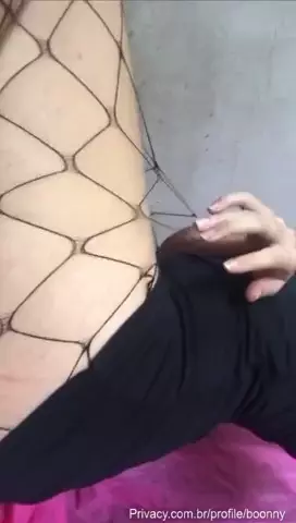 Boonny, a garota magrinha e gótica, está arrasando ao se exibir de calcinha, mostrando todo seu charme