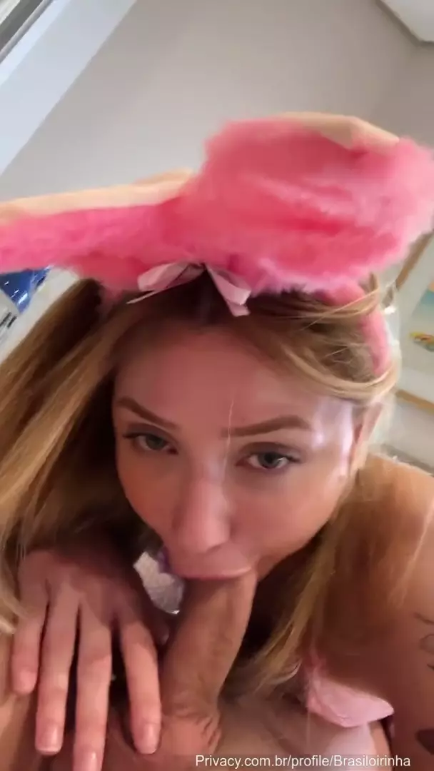 Uma loira jovem e atraente fudendo gostoso com um cara bem dotado