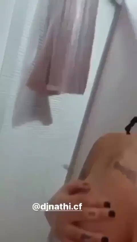 DJ Nathi no OnlyFans, toda peladinha, mostrando a xoxota e as teta enquanto toma banho