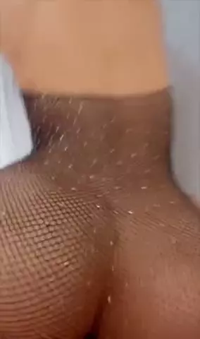 Cantora de funk bem famosa trocando uma ideia debaixo dos lençóis com um fã novinho e cheio de energia depois do show