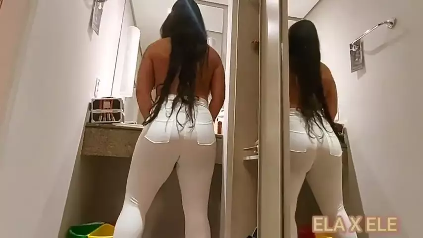 Morena com um traseiro avantajado encara o Pistolinha em um motel