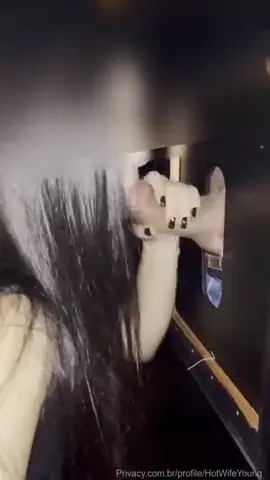 Edna Samara está desfrutando intensamente dentro do glory hole