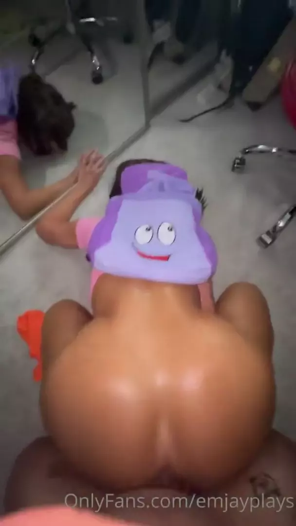 Emily Rinaudo teve seu vídeo vazado no OnlyFans fazendo cosplay da Dora, personagem infantil