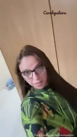Carol Opaleira, esposa liberal, exibindo sua parte traseira e buceta sedutora