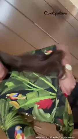 Carol Opaleira, esposa liberal, exibindo sua parte traseira e buceta sedutora