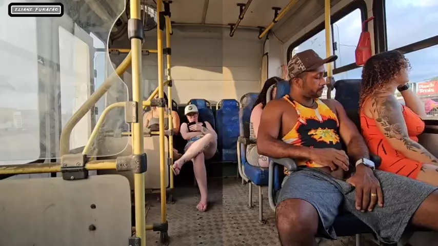 Mulher embriagada é flagrada fudendo gostoso no ônibus