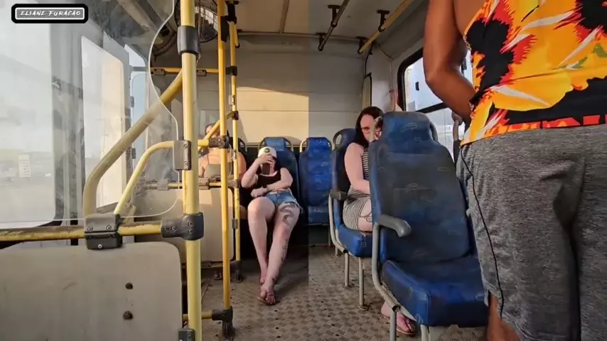 Mulher embriagada é pega em ato íntimo dentro do ônibus