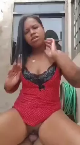 Mulata de babydoll descendo com tudo na piriquita