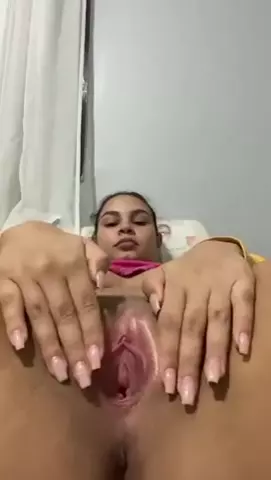 Molequinha com a xereca maravilhosa se mostrando toda