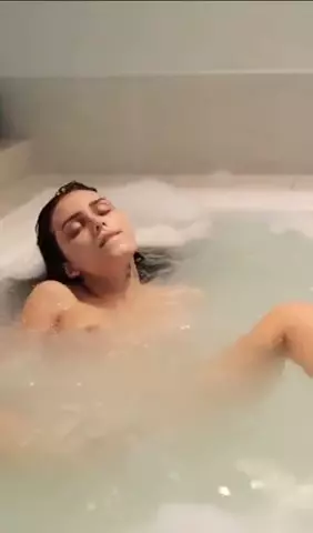 Ex-participante de A Fazenda se divertindo na jacuzzi