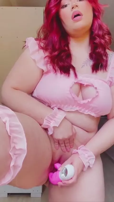 Fabricia Bernardino se masturba com um vibrador na buceta