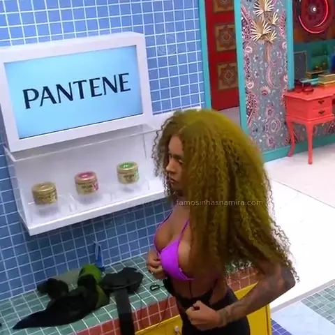 Giovanna Jacobina é flagrada mostrando um pouco a mais no BBB25