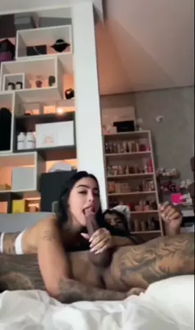 A funkeira mais famosa do Brasil, toda à vontade, se rebolando e dançando funk enquanto se diverte com o maridão
