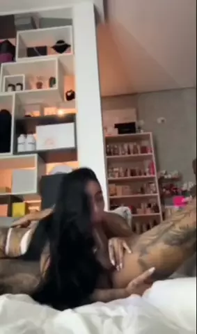 A funkeira mais famosa do Brasil, toda à vontade, se rebolando e dançando funk enquanto se diverte com o maridão