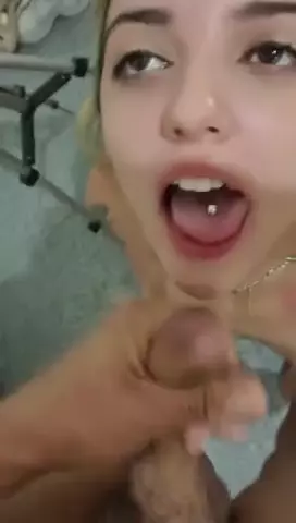 Garota nova fazendo um vídeo ao vivo e engolindo esperma