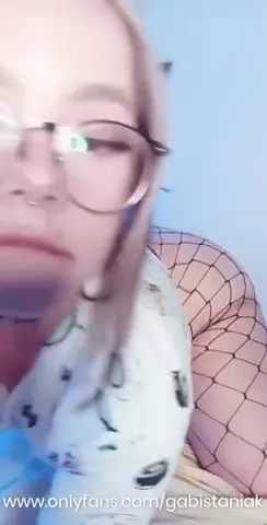 Gabi Staniak fez uso de um consolo para realizar uma prática conhecida como garganta profunda