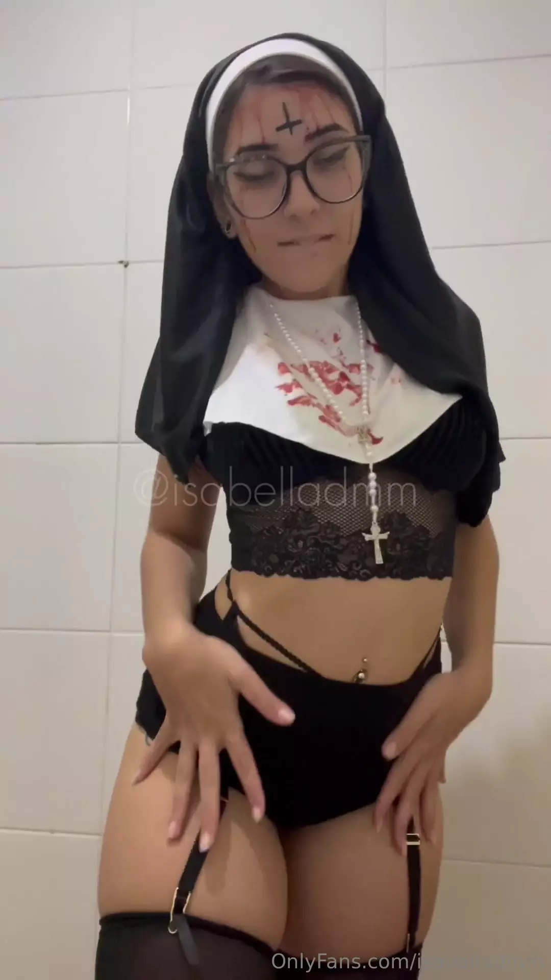 Freira sensual Isabella DMM rebolando ao som do funk com uma calcinha bem enfiadinha