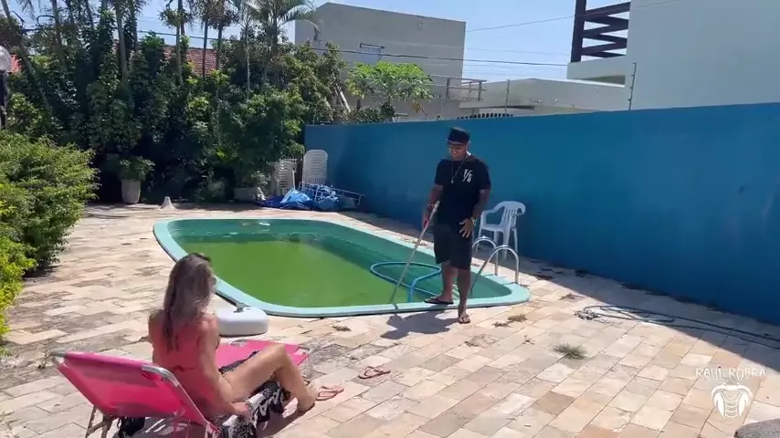 Patty Hotwife fudendo gostoso com o limpador de piscina de pau grande