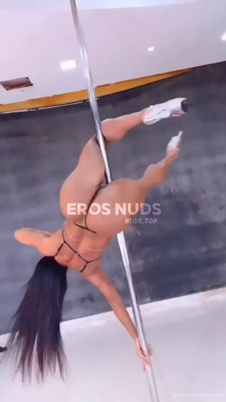 Gracyanne Barbosa mostrando toda sua habilidade no pole dance no Onlyfans