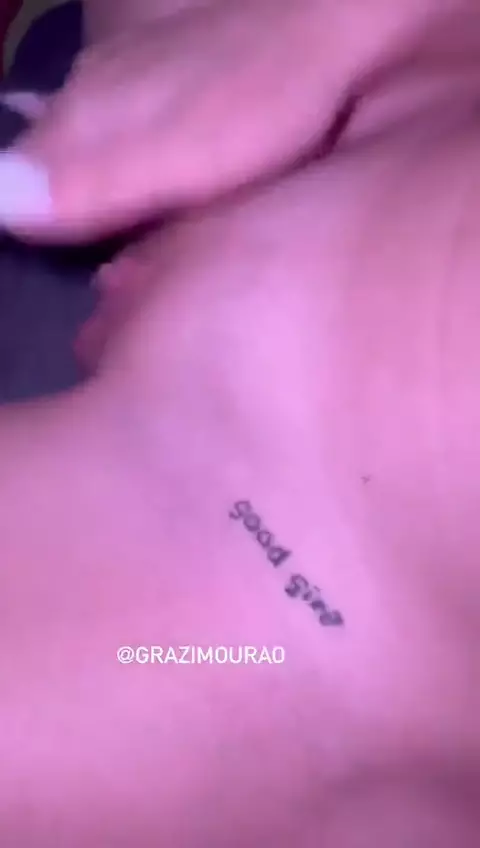 Novinha Grazi Mourao se divertindo com sua xaninha deliciosa