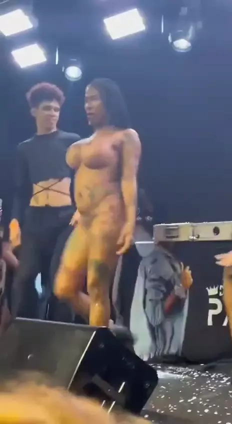 Inês Brasil foi pega totalmente sem roupa no palco