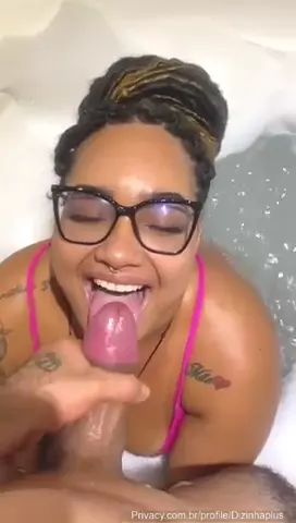 Diane Plus arrasando na técnica oral, fazendo um boquete de primeira