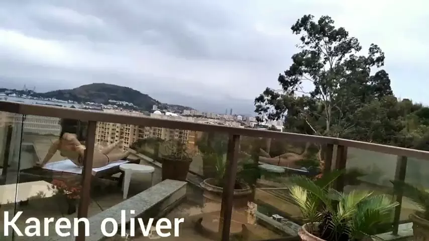 Karen Oliver está relaxando e mimando o maridão