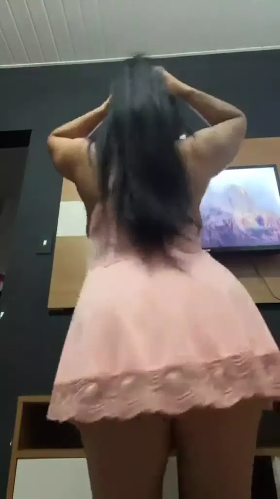 Josy Vania rebola bem safada com o vestido curto e a coroa rabuda